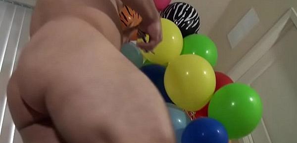  Tony Dinozzo pops balloons with his ass